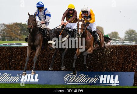 Liverpool, Royaume-Uni. Dimanche 26 octobre 2025. Jordans Cross et Ben Godfrey remportent le Stream Champions : Full Gallop sur ITVX' Limited handicap Chase pour l'entraîneur Anthony Honeyball et le propriétaire des Steeplechasers. Crédit JTW Equine images / Alamy Live News Banque D'Images