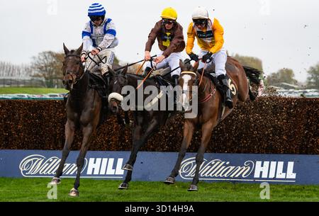 Liverpool, Royaume-Uni. Dimanche 26 octobre 2025. Jordans Cross et Ben Godfrey remportent le Stream Champions : Full Gallop sur ITVX' Limited handicap Chase pour l'entraîneur Anthony Honeyball et le propriétaire des Steeplechasers. Crédit JTW Equine images / Alamy Live News Banque D'Images