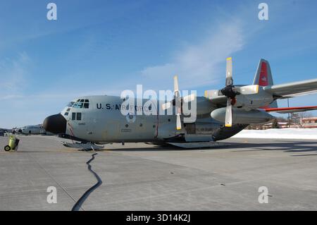 Unique LC-130 Hercules équipé de skis, basé dans l'État de New York ; ils soutiennent la recherche américaine dans l'Arctique et l'Antarctique. Banque D'Images
