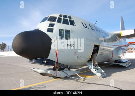 Unique LC-130 Hercules équipé de skis, basé dans l'État de New York ; ils soutiennent la recherche américaine dans l'Arctique et l'Antarctique. Banque D'Images