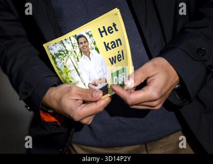 Amsterdam, pays-Bas. 26 octobre 2025. AMSTERDAM – Rob Jetten, chef du parti D66, fait campagne à la gare centrale d'Amsterdam. Les pays-Bas se préparent pour les élections législatives. ANP REMKO DE WAAL netherlands Out - belgique Out Credit : ANP/Alamy Live News Banque D'Images