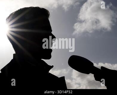 Amsterdam, pays-Bas. 26 octobre 2025. AMSTERDAM – Rob Jetten, chef du parti D66, fait campagne à la gare centrale d'Amsterdam. Les pays-Bas se préparent pour les élections législatives. ANP REMKO DE WAAL netherlands Out - belgique Out Credit : ANP/Alamy Live News Banque D'Images