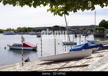Kleine Anlegestelle fuer Boote in Arona in Italien am Lago Maggiore, Blick auf den Hafen und die Werft Banque D'Images