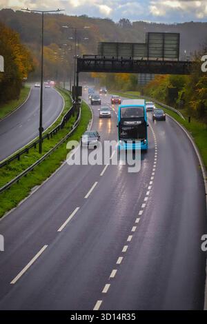 Trafic sur l'A229 Bluebell Hill regardant vers Maidstone avec des véhicules voyageant vers Chatham et le rond-point animé Lord Lees sous de fortes pluies, octobre 2025 Banque D'Images