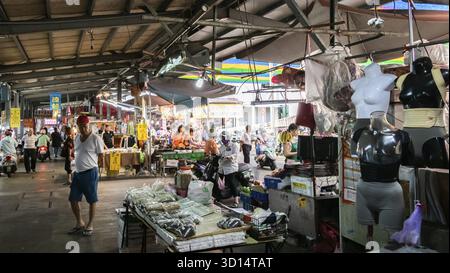 Puli, Taiwan - 11 octobre 2019 : les gens marchent et font du shopping dans le marché traditionnel de la ville de Puli, comté de Nantou, Taiwan Banque D'Images
