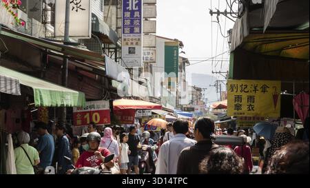 Puli, Taiwan - 11 octobre 2019 : les gens marchent et font du shopping dans le marché traditionnel de la ville de Puli, comté de Nantou, Taiwan Banque D'Images
