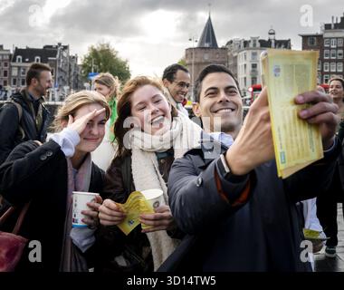 Amsterdam, pays-Bas. 26 octobre 2025. AMSTERDAM – Rob Jetten, chef du parti D66, fait campagne à la gare centrale d'Amsterdam. Les pays-Bas se préparent pour les élections législatives. ANP REMKO DE WAAL netherlands Out - belgique Out Credit : ANP/Alamy Live News Banque D'Images