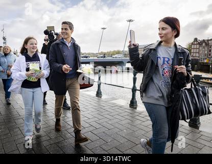 Amsterdam, pays-Bas. 26 octobre 2025. AMSTERDAM – Rob Jetten, chef du parti D66, fait campagne à la gare centrale d'Amsterdam. Les pays-Bas se préparent pour les élections législatives. ANP REMKO DE WAAL netherlands Out - belgique Out Credit : ANP/Alamy Live News Banque D'Images