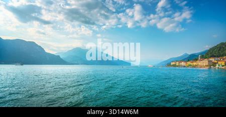 Ville de Bellagio dans le quartier du lac de Côme et ferry. Destination de voyage italienne. Italie, Europe. Banque D'Images