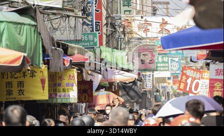 Puli, Taiwan - 11 octobre 2019 : les gens marchent et font du shopping dans le marché traditionnel de la ville de Puli, comté de Nantou, Taiwan Banque D'Images