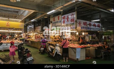 Puli, Taiwan - 11 octobre 2019 : les gens marchent et font du shopping dans le marché traditionnel de la ville de Puli, comté de Nantou, Taiwan Banque D'Images
