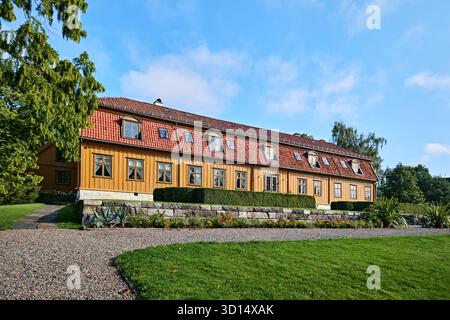 Oslo, Norvège - 7 septembre 2025 : Toyen Manor House, l'un des plus anciens bâtiments de la ville et abritant un café et un espace d'exposition, jardin botanique Banque D'Images