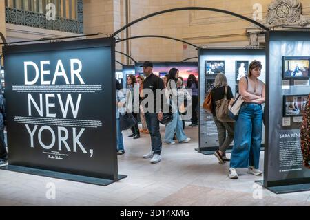 « Dear New York » présente deux expositions d'art distinctes qui ont orné Grand Central terminal pendant deux semaines en octobre 2025, à New York, aux États-Unis Banque D'Images