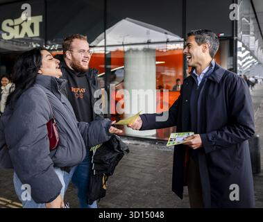 Amsterdam, pays-Bas. 26 octobre 2025. AMSTERDAM – Rob Jetten, chef du parti D66, fait campagne à la gare centrale d'Amsterdam. Les pays-Bas se préparent pour les élections législatives. ANP REMKO DE WAAL netherlands Out - belgique Out Credit : ANP/Alamy Live News Banque D'Images