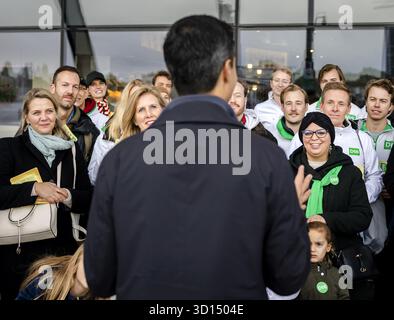 Amsterdam, pays-Bas. 26 octobre 2025. AMSTERDAM – Rob Jetten, chef du parti D66, fait campagne à la gare centrale d'Amsterdam. Les pays-Bas se préparent pour les élections législatives. ANP REMKO DE WAAL netherlands Out - belgique Out Credit : ANP/Alamy Live News Banque D'Images
