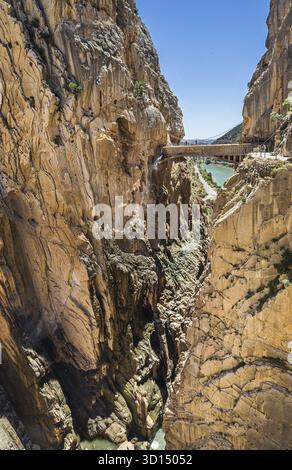 Chemin le long de falaises abruptes, rochers et rivière de montagne en Espagne Banque D'Images