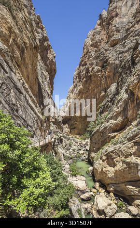 Chemin le long de falaises abruptes, rochers et rivière de montagne en Espagne, près de Malaga Banque D'Images