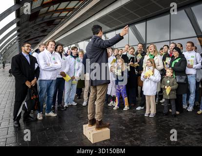 Amsterdam, pays-Bas. 26 octobre 2025. AMSTERDAM – Rob Jetten, chef du parti D66, fait campagne à la gare centrale d'Amsterdam. Les pays-Bas se préparent pour les élections législatives. ANP REMKO DE WAAL netherlands Out - belgique Out Credit : ANP/Alamy Live News Banque D'Images