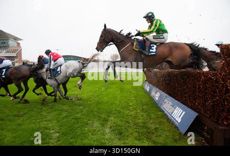 Liverpool, Royaume-Uni. Dimanche 26 octobre 2025. Torn and effiloché et Sam Twiston-Davies remportent le William Hill Vieux Lion Rouge Veterans' handicap Chase pour l'entraîneur Nigel & Willy Twiston-Davieset la propriétaire Mme Caroline Beresford-Wylie. Crédit JTW Equine images / Alamy Live News Banque D'Images