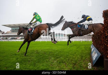 Liverpool, Royaume-Uni. Dimanche 26 octobre 2025. Torn and effiloché et Sam Twiston-Davies remportent le William Hill Vieux Lion Rouge Veterans' handicap Chase pour l'entraîneur Nigel & Willy Twiston-Davieset la propriétaire Mme Caroline Beresford-Wylie. Crédit JTW Equine images / Alamy Live News Banque D'Images