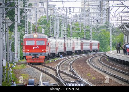 Le train sur le quai. Train russe. Transports publics. Chemin de fer. Transport de passagers. Russie, . Petersburg mai 31 2019 plate-forme Lanskaya Banque D'Images