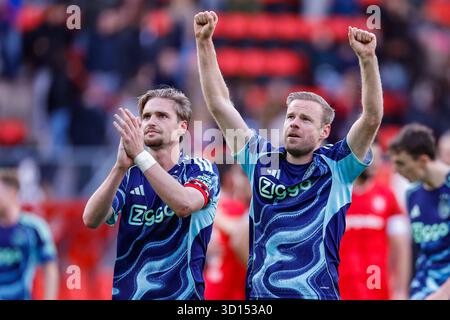 Enschede, pays-Bas. 26 octobre 2025. Enschede - Kenneth Taylor de l'AFC Ajax Amsterdam et Davy Klaassen de l'AFC Ajax Amsterdam remercient les fans pour leur soutien lors de la dixième manche de compétition de la saison Eredivisie 2025/2026. Le match se déroule entre le FC Twente et l'AFC Ajax Amsterdam au de Grolsch Veste le 26 octobre 2025 à Enschede, aux pays-Bas. (VK Sportphoto/Raymond Smit) crédit : Parallax Pictures/Alamy Live News Banque D'Images