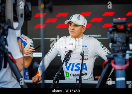 CDMX, MX. 25 octobre 2025. Isack Hadjar de France et Visa Cash App RB Formula 1 Team interviewé après s'être qualifié avant le Grand Prix de formule 1 de Mexico au Autódromo Hermanos Rodríguez le 25 octobre 2025 à Mexico, au Mexique. (Photo de Ben Adams/Sipa USA) crédit : Sipa USA/Alamy Live News Banque D'Images