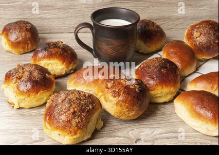 Petits pains et tartes et verre d'argile avec du lait Banque D'Images