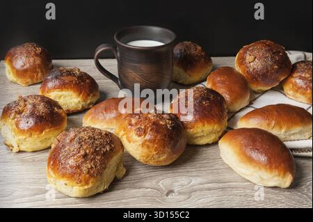 Petits pains et tartes et verre d'argile avec du lait Banque D'Images