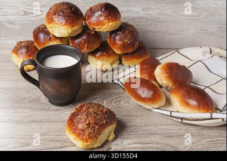 Petits pains et tartes et verre d'argile avec du lait Banque D'Images