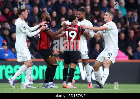 Bournemouth, Royaume-Uni. 26 octobre 2025. Justin Kluivert de Bournemouth et Douglas Luiz de Nottingham Forest s'affrontent lors du match de l'AFC Bournemouth vs Nottingham Forest premier League au Vitality Stadium de Bournemouth. Le crédit photo devrait se lire : Paul Terry/Sportimage crédit : Sportimage Ltd/Alamy Live News Banque D'Images
