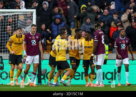 5, Marshall Munetsi de Wolverhampton Wanderers célèbre le but avec 7, Andre de Wolverhampton Wanderers (à gauche) &/10, Jhon Arias de Wolverhampton Wanderers (à droite) lors du match de premier League entre Wolverhampton Wanderers et Burnley à Molineux, Wolverhampton le dimanche 26 octobre 2025. (Photo : Stuart Leggett | mi News) crédit : MI News & Sport /Alamy Live News Banque D'Images