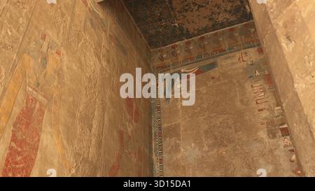 Les bâtiments et les colonnes de mégalithes de l'Égypte ancienne. Les ruines antiques d'édifices égyptiens Banque D'Images