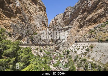 Chemin le long de falaises abruptes, rochers et rivière de montagne en Espagne, près de Malaga Banque D'Images