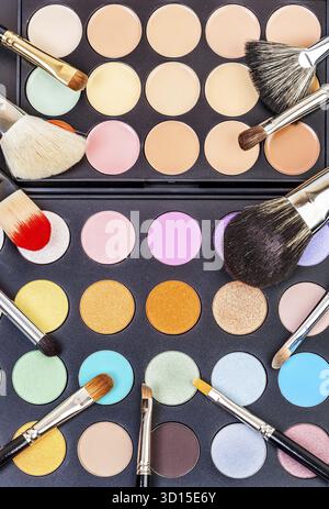 Ensemble de pinceaux de maquillage sur palette colorée d'ombres à paupières Banque D'Images