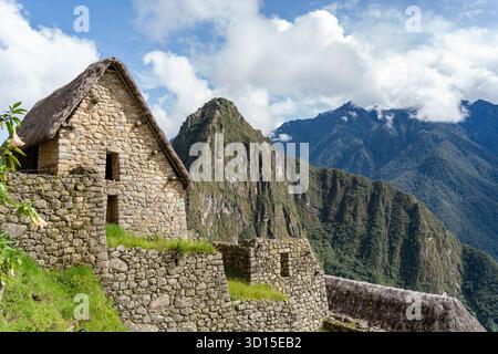 Vue panoramique avec Maison du gardien (Casa del Guardian) au Sanctuaire historique de Machu Picchu. Banque D'Images