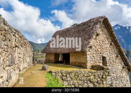 Vue panoramique avec Maison du gardien (Casa del Guardian) au Sanctuaire historique de Machu Picchu. Banque D'Images
