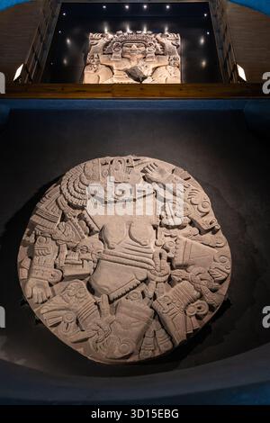 Pierre de Coyolxauhqui et monolithe de Tlaltecuhtli au musée Templo Mayor, Mexico - sculptures aztèques emblématiques de divinités lunaires et terrestres. Banque D'Images