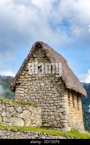 Vue panoramique avec Maison du gardien (Casa del Guardian) au Sanctuaire historique de Machu Picchu. Banque D'Images
