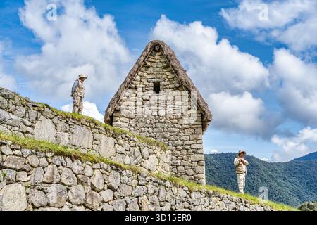 Aguas Calientes, Pérou - 18 mars 2025 : vue panoramique avec Maison du gardien (Casa del Guardian) au Sanctuaire historique de Machu Picchu. Banque D'Images