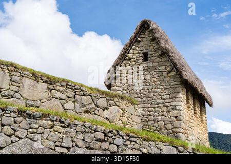 Vue panoramique avec Maison du gardien (Casa del Guardian) au Sanctuaire historique de Machu Picchu. Banque D'Images