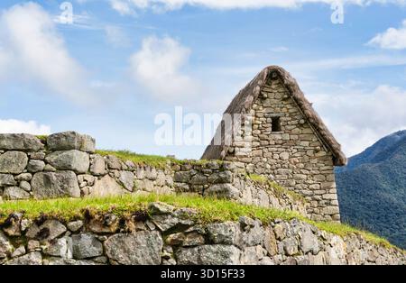 Vue panoramique avec Maison du gardien (Casa del Guardian) au Sanctuaire historique de Machu Picchu. Banque D'Images