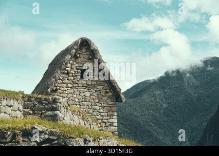 Vue panoramique avec Maison du gardien (Casa del Guardian) au Sanctuaire historique de Machu Picchu. Banque D'Images