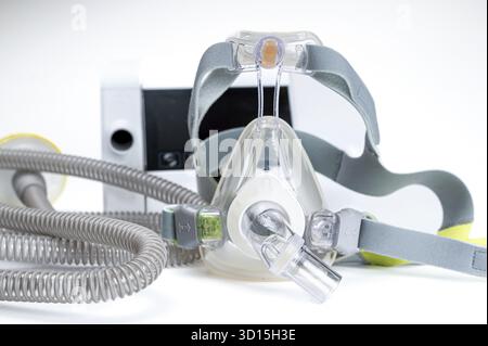 Le système de pression positive continue des voies aériennes comprend une machine CPAP, un masque, un tube sur fond blanc Banque D'Images