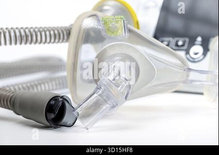 Le système de pression positive continue des voies aériennes comprend une machine CPAP, un masque, un tube sur fond blanc Banque D'Images