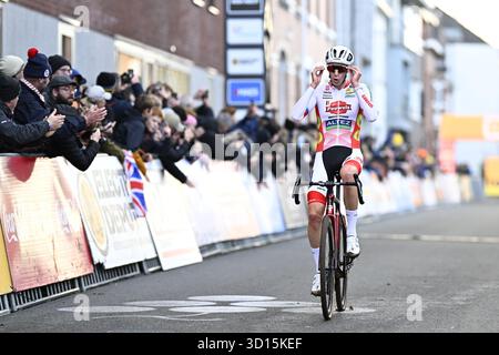 Overijse, Belgique. 26 octobre 2025. Le belge Michael Vanthourenhout célèbre alors qu'il remporte l'élite masculine de la course Superprestige d'Overijse, étape 2 (sur 8) de la compétition Superprestige cyclocross, à Overijse, dimanche 26 octobre 2025. BELGA PHOTO JASPER JACOBS crédit : Belga News Agency/Alamy Live News Banque D'Images
