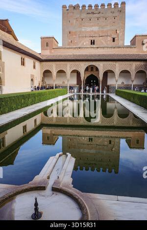 Grenade, Espagne - 21 octobre 2025 : Cour des myrtes aux palais Nasrides, l'Alhambra Banque D'Images