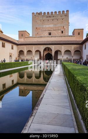 Grenade, Espagne - 21 octobre 2025 : Cour des myrtes aux palais Nasrides, l'Alhambra Banque D'Images
