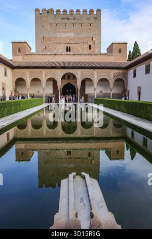 Grenade, Espagne - 21 octobre 2025 : Cour des myrtes aux palais Nasrides, l'Alhambra Banque D'Images