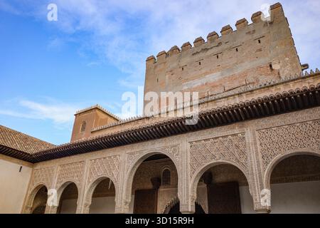 Grenade, Espagne - 21 octobre 2025 : Cour des myrtes aux palais Nasrides, l'Alhambra Banque D'Images